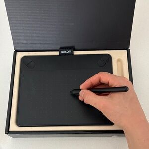 Intuos Photo Creative Pen & Touch Tablet - Black